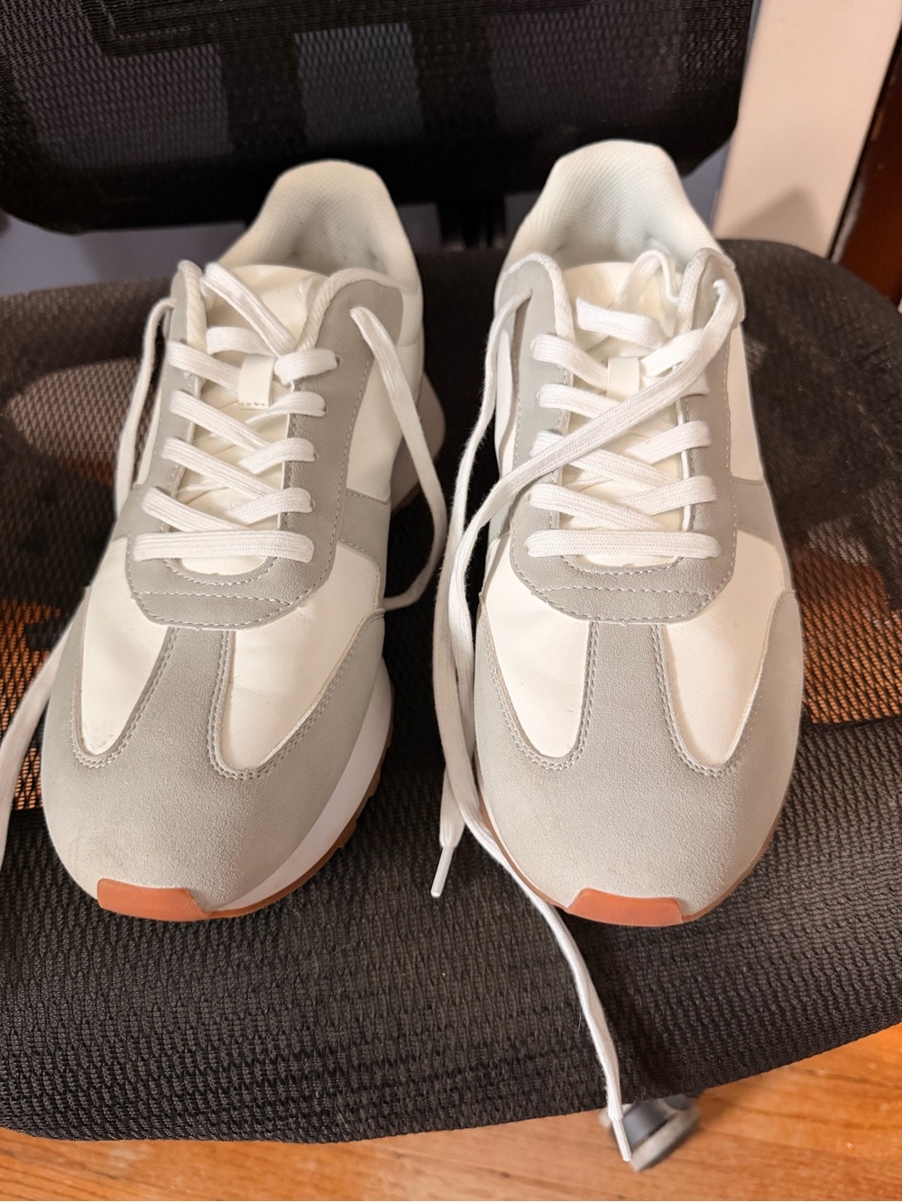 Perry Ellis Stride Sneaker Men's Casual Lace-Up Sneakers in White and Light Gray